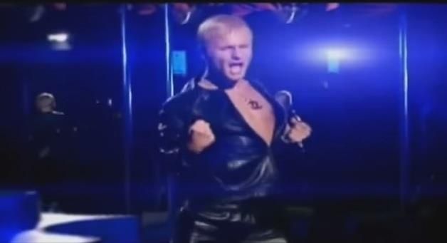 Krajem 2000-ih povukao se sa javne scene i odselio u Ameriku. Tamo je upisao fakultet modnog biznisa na Institutu Marangoni u Milanu, koji je i završio