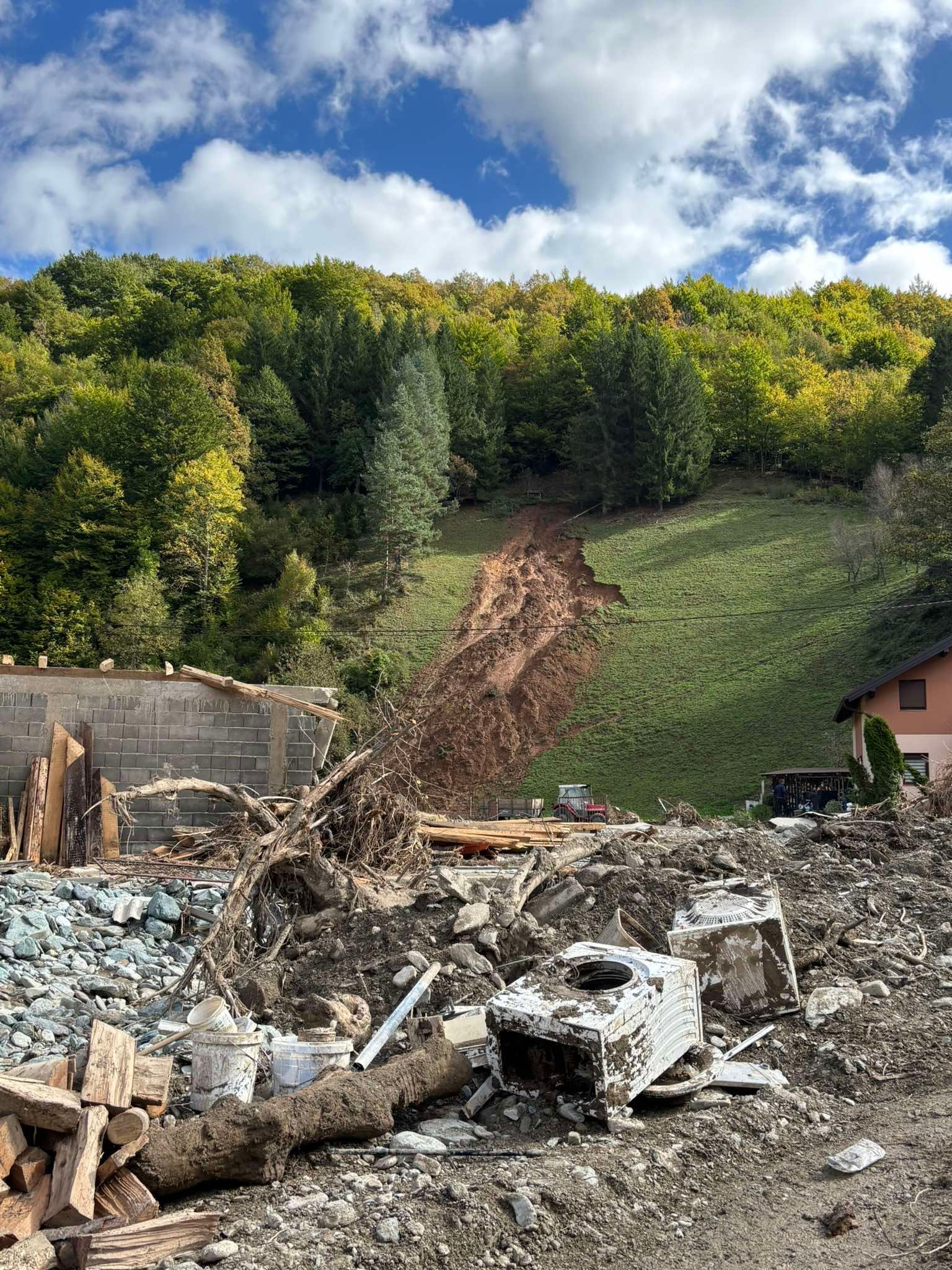 Želimo apelirati na javnost da ne zaborave Fojnicu, situacija je još uvijek preteška, kaže Klisura