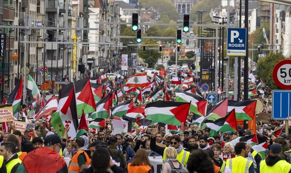 Demonstranti također traže od belgijske vlade da radi na potpunom međunarodnom vojnom embargu protiv Izraela