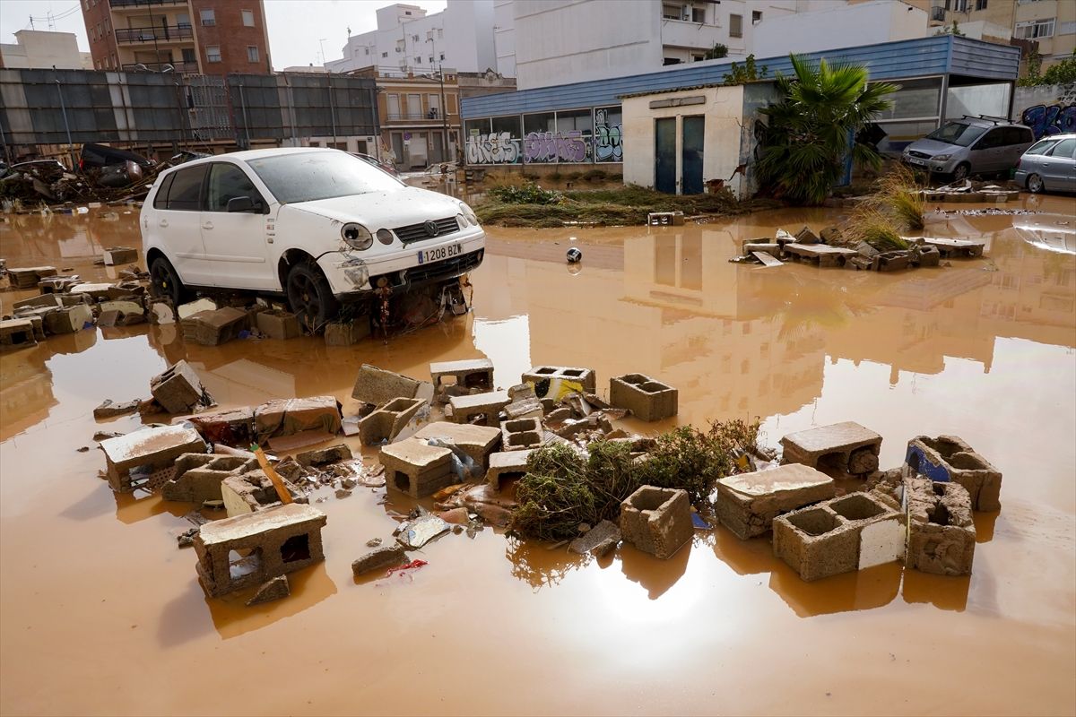 Mnogi su i dalje vozili ili su napuštali svoje kuće kako bi premjestili automobile na više tlo, nesvjesni razmjera poplava, kada ih je zahvatila poplava