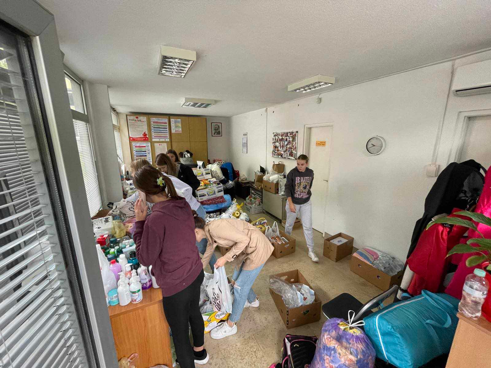 Sadržaj paketa: čarape, peškiri, donji veš, lična kozmetika, pidžame, papuče, higijenski ulošci, analgetici (lijekovi za bolove) i druge stvari koje mogu biti od pomoći.