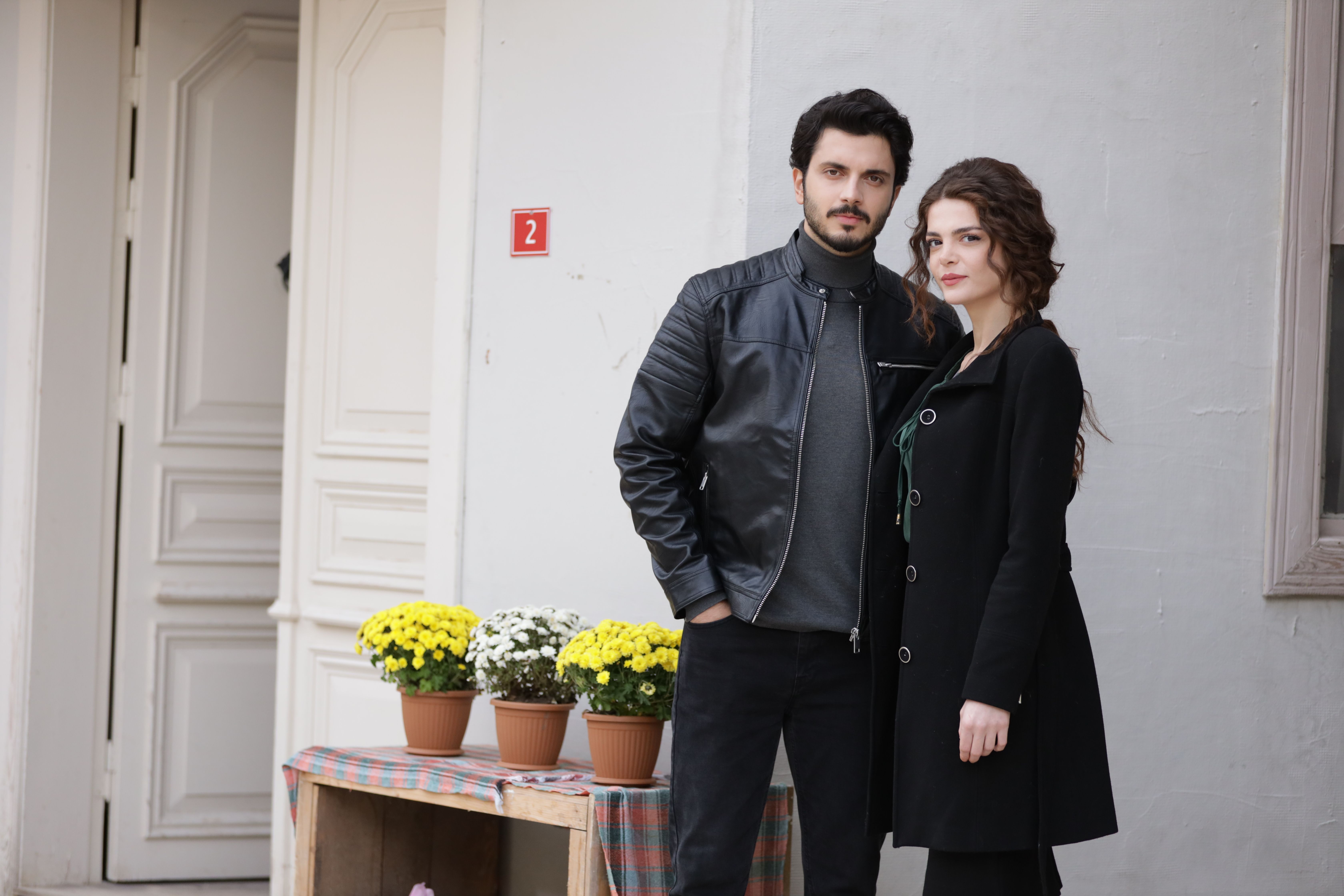 Hira i Orhun, glavni glumci serije 'Zarobljena', imaju poruku za gledatelje Hayat TV