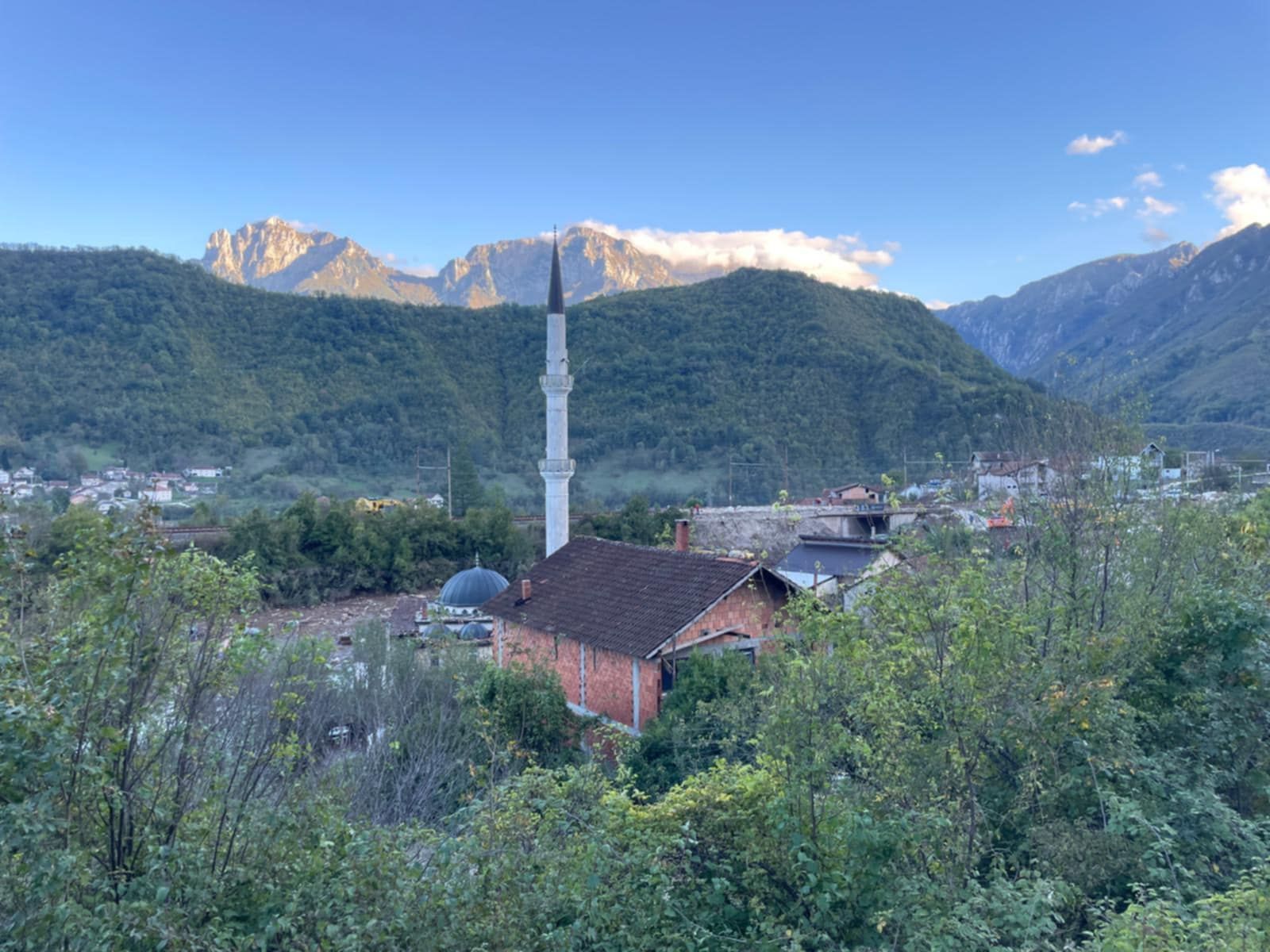 Tu su ekipe vatrogasaca, GSS službi, civilne zaštite iz Slovenije, Crne Gore, Hrvatske, Srbije