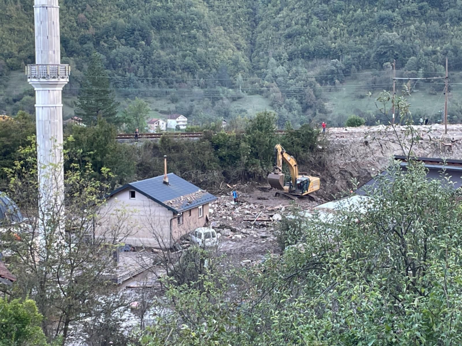 Tu su ekipe vatrogasaca, GSS službi, civilne zaštite iz Slovenije, Crne Gore, Hrvatske, Srbije