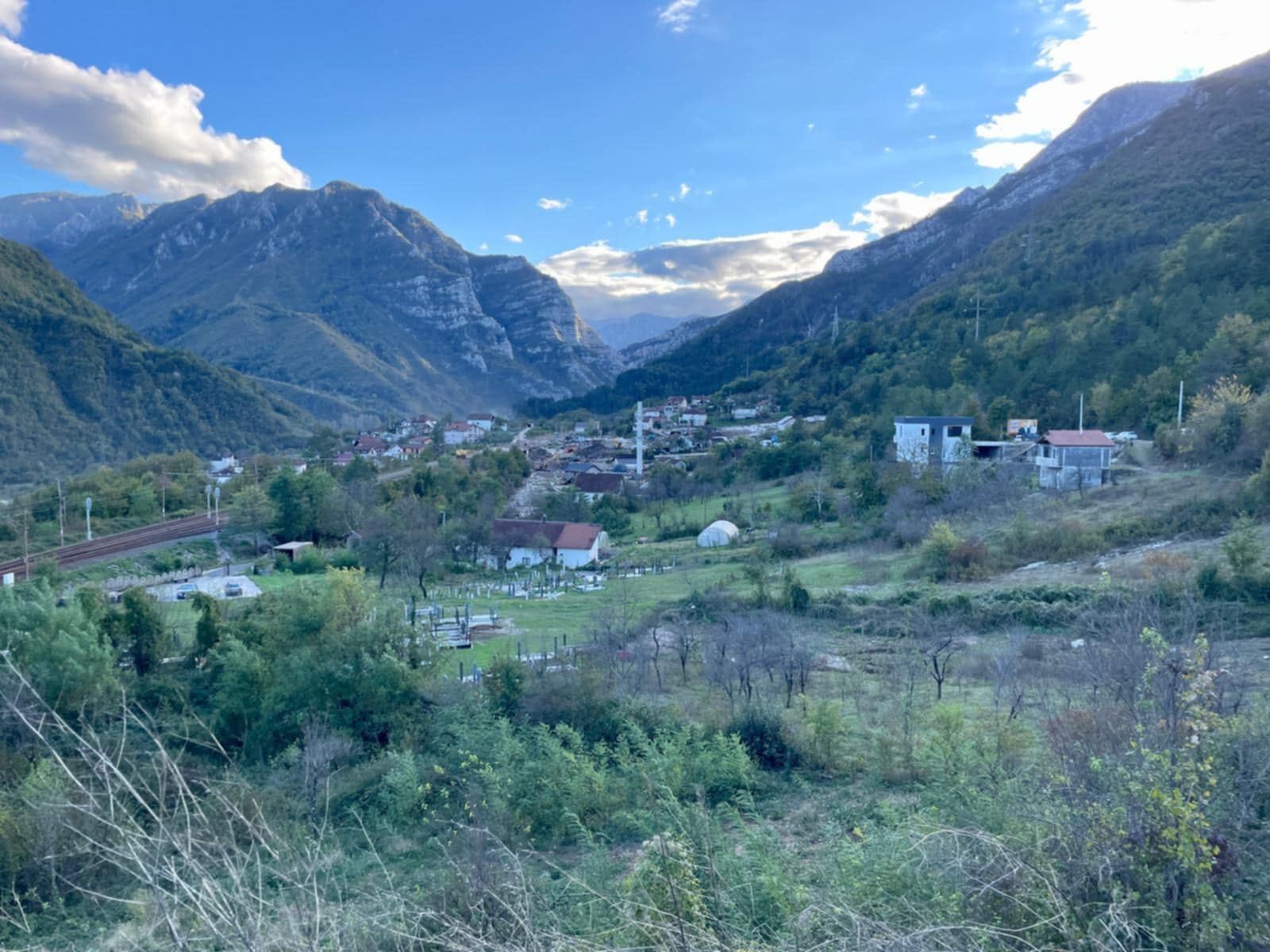 Tu su ekipe vatrogasaca, GSS službi, civilne zaštite iz Slovenije, Crne Gore, Hrvatske, Srbije