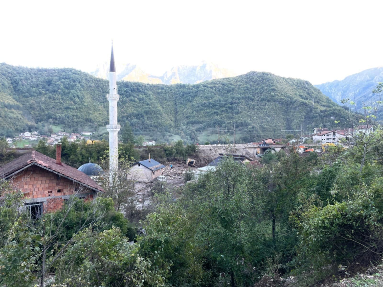 Tu su ekipe vatrogasaca, GSS službi, civilne zaštite iz Slovenije, Crne Gore, Hrvatske, Srbije