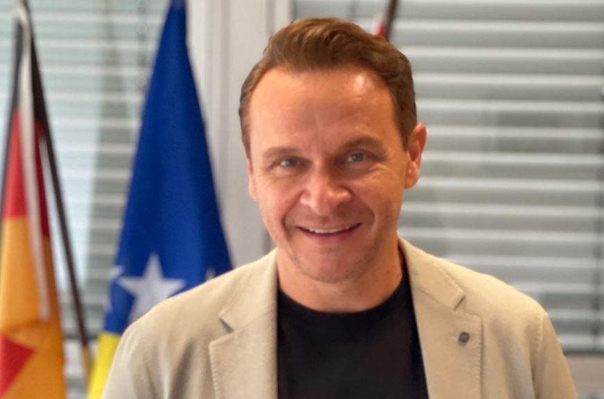 Nevjerovatno: Enis Bešlagić 14. put u BKC-u sa predstavom ‘Da sam ja neko’