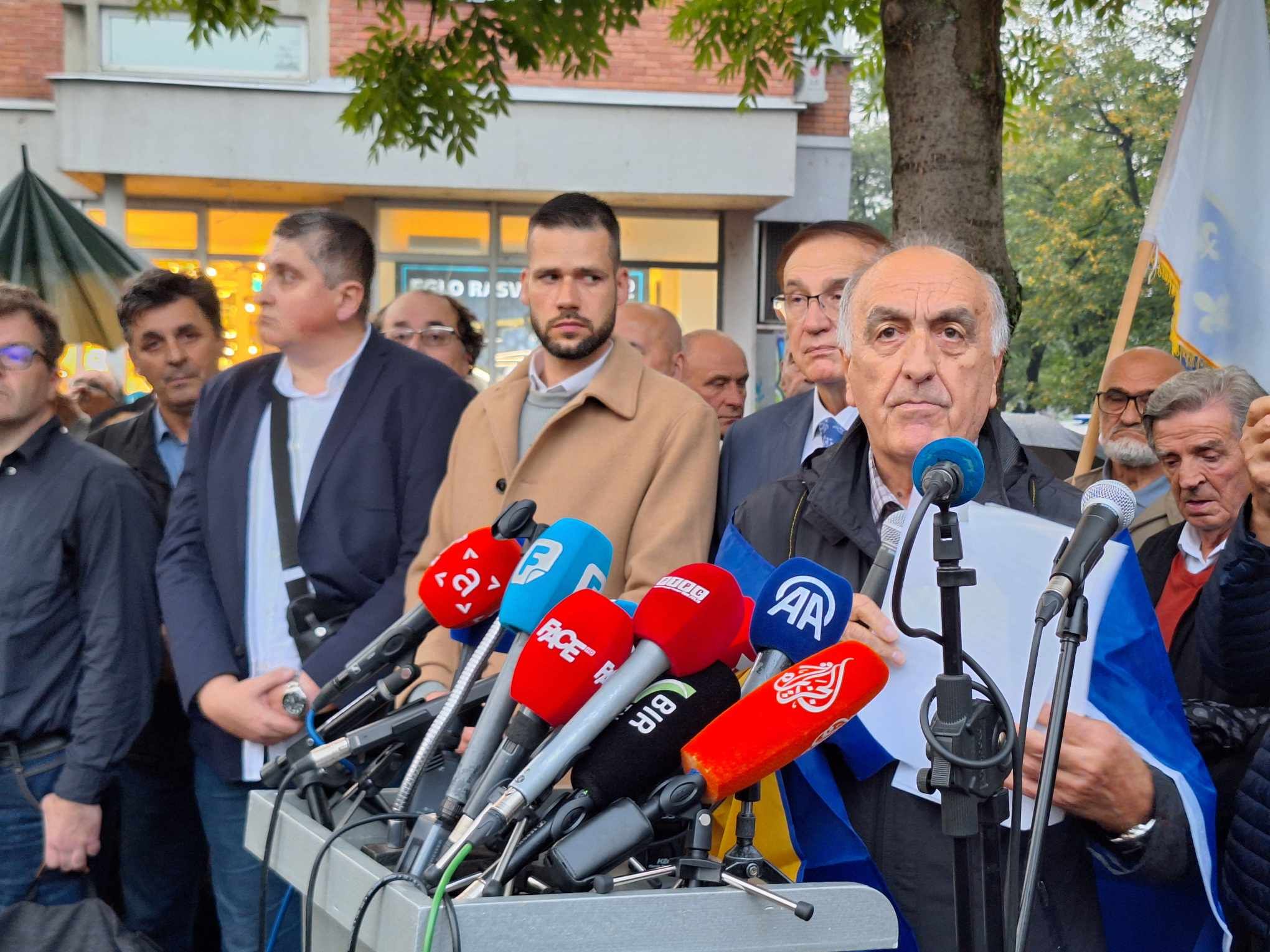 Pitanje je ko stoji iza navedenih odluka Christiana Schmita. Savjet bezbjednosti, PIC ili Vlada Hrvatske - rekao je.
