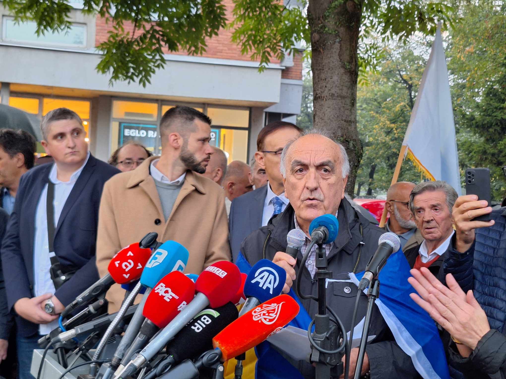Pitanje je ko stoji iza navedenih odluka Christiana Schmita. Savjet bezbjednosti, PIC ili Vlada Hrvatske - rekao je.
