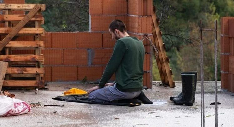 U trenucima kada su stravične poplave ostavile razaranja i tugu, ovaj vjernik pronašao je smiraj u svojoj vjeri, pokazujući kako duhovnost može biti jedan od izlaza 