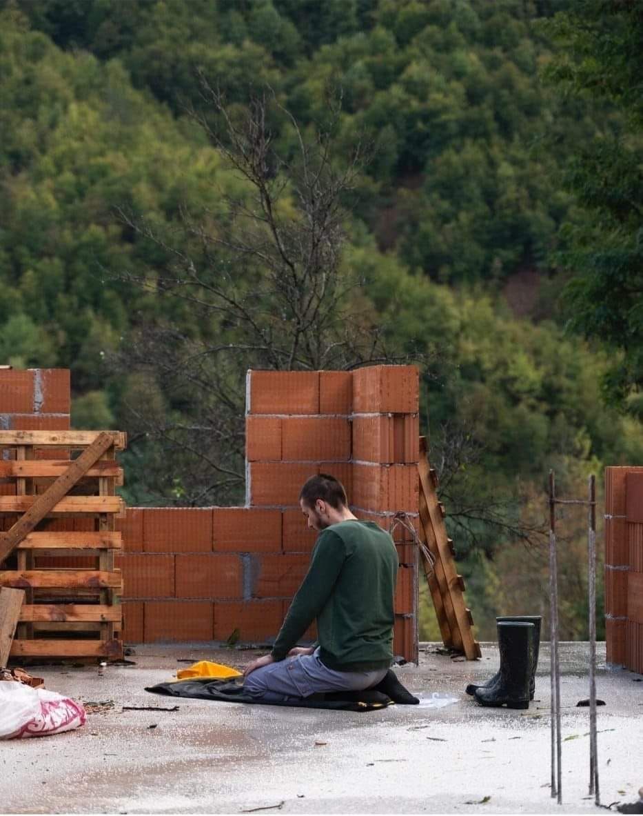 Vjera i snaga u Jablanici: Fotografija vjernika koja pokreće emocije