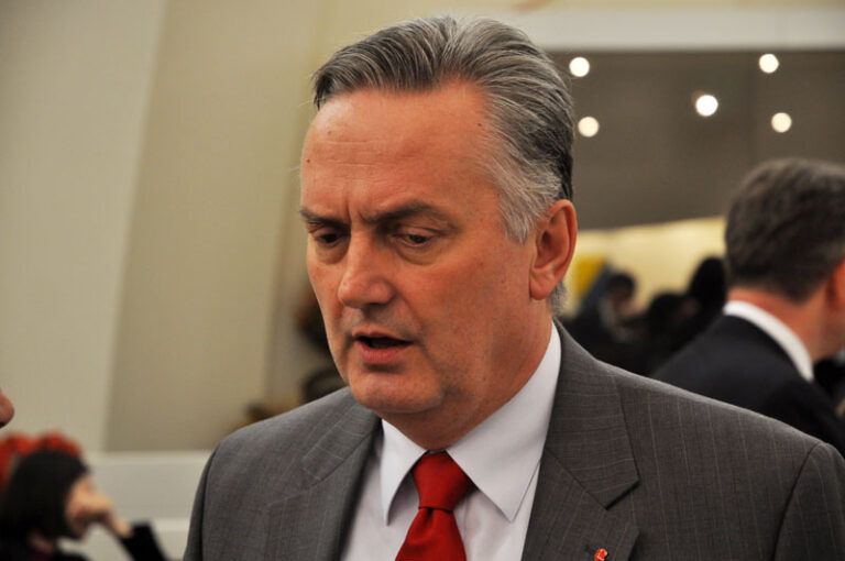 Nažalost bojim se da su u pitanju ljudi koji se mogu nekako prerušiti i izaći iz radikala ali iz njih radikali ne mogu izaći nikako…