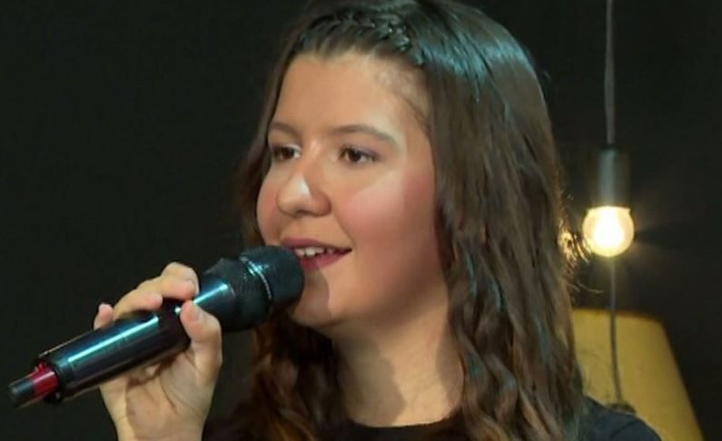 U tekstu se oslikava trenutak kada ljubav skrene s puta, ali istovremeno dolaze trenuci radosti koji donose neizvjesnost i nadu
