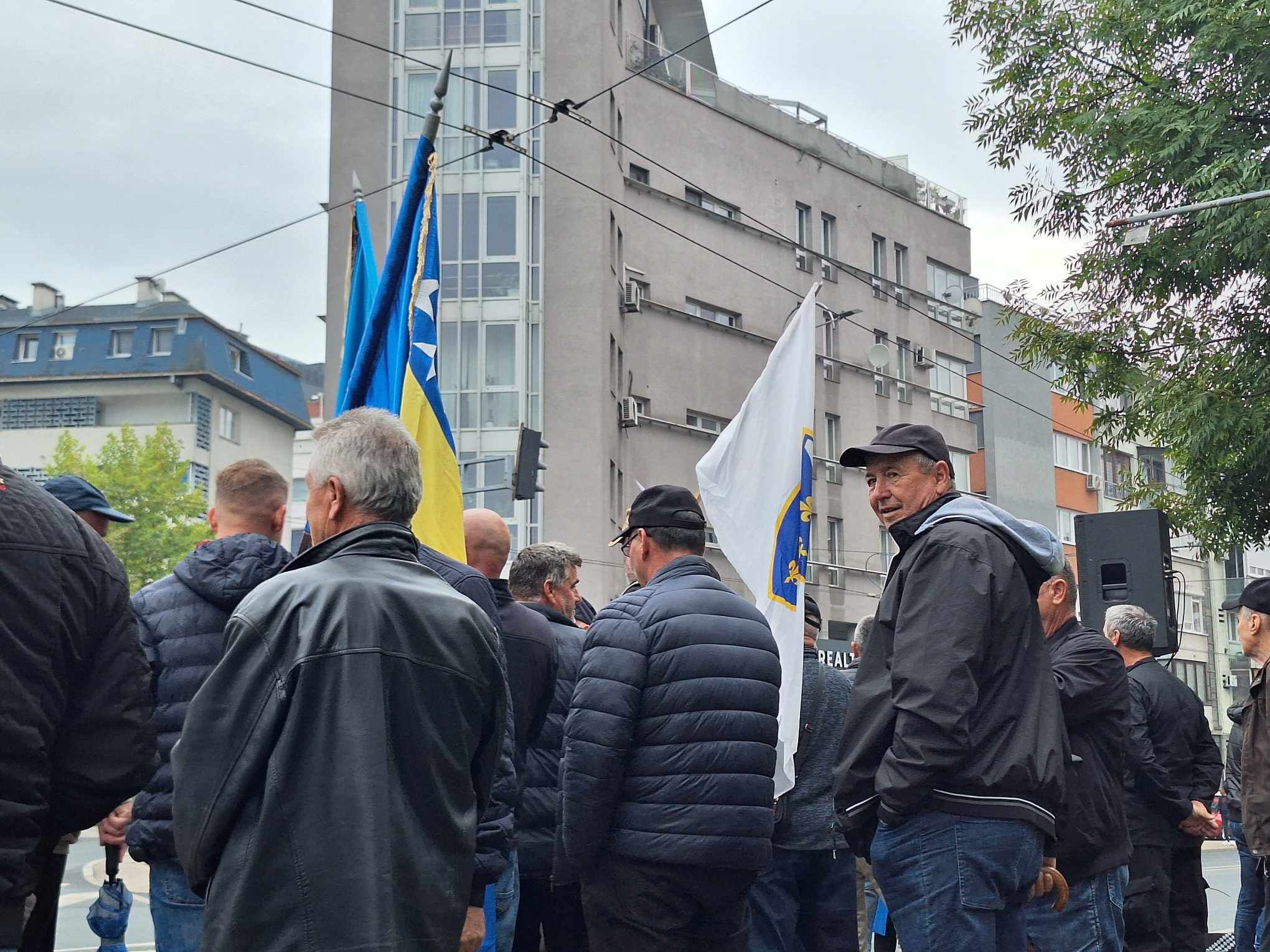 Javna pres-konferencija bit će održana zbog, kako navode iz Kuga 99, upornog antibosanskog, antievropskog i antidemokratskog djelovanja visokog predstavnika Christiana Schmidta.