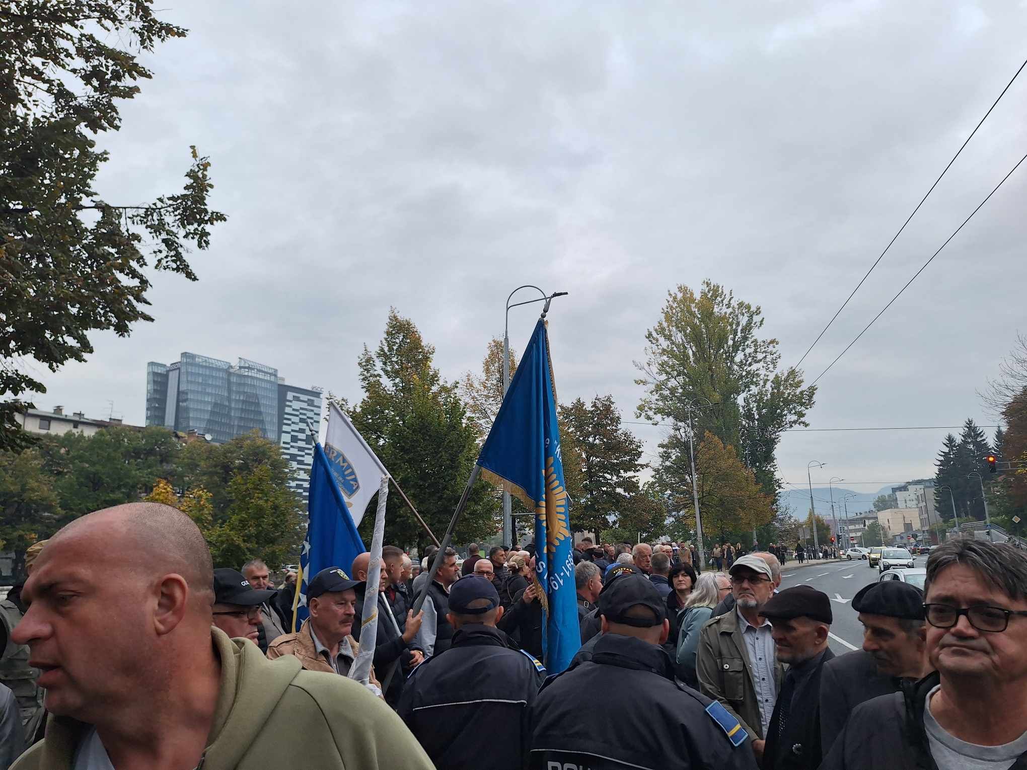 Javna pres-konferencija bit će održana zbog, kako navode iz Kuga 99, upornog antibosanskog, antievropskog i antidemokratskog djelovanja visokog predstavnika Christiana Schmidta.