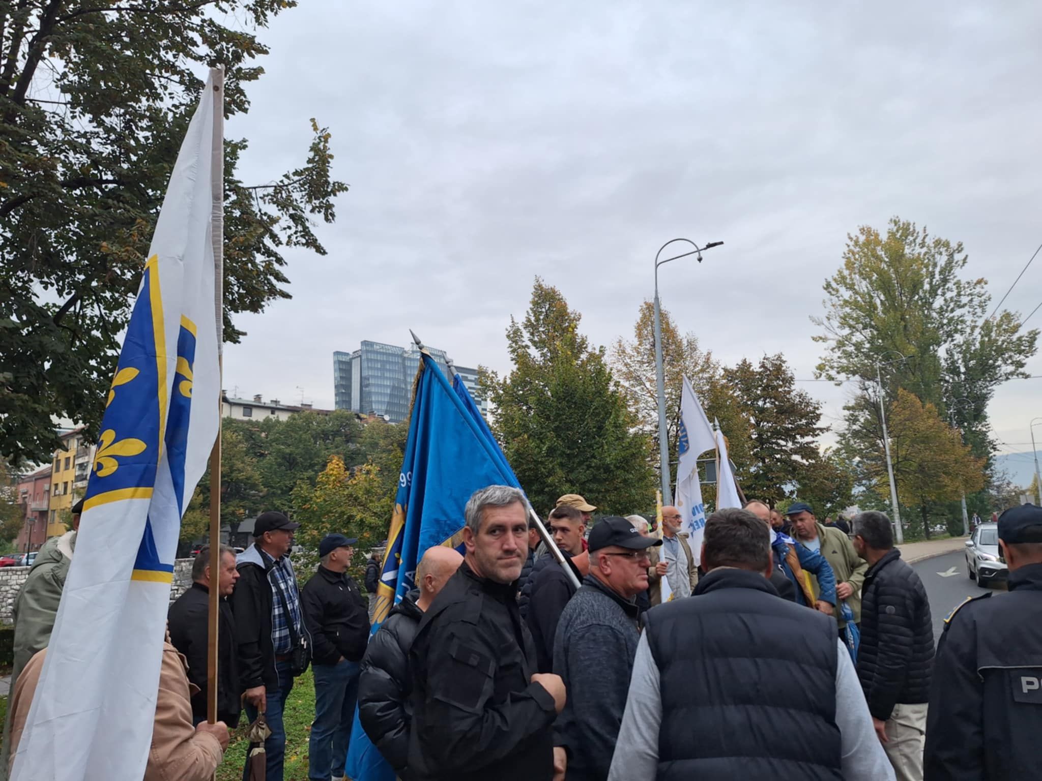 Javna pres-konferencija bit će održana zbog, kako navode iz Kuga 99, upornog antibosanskog, antievropskog i antidemokratskog djelovanja visokog predstavnika Christiana Schmidta.
