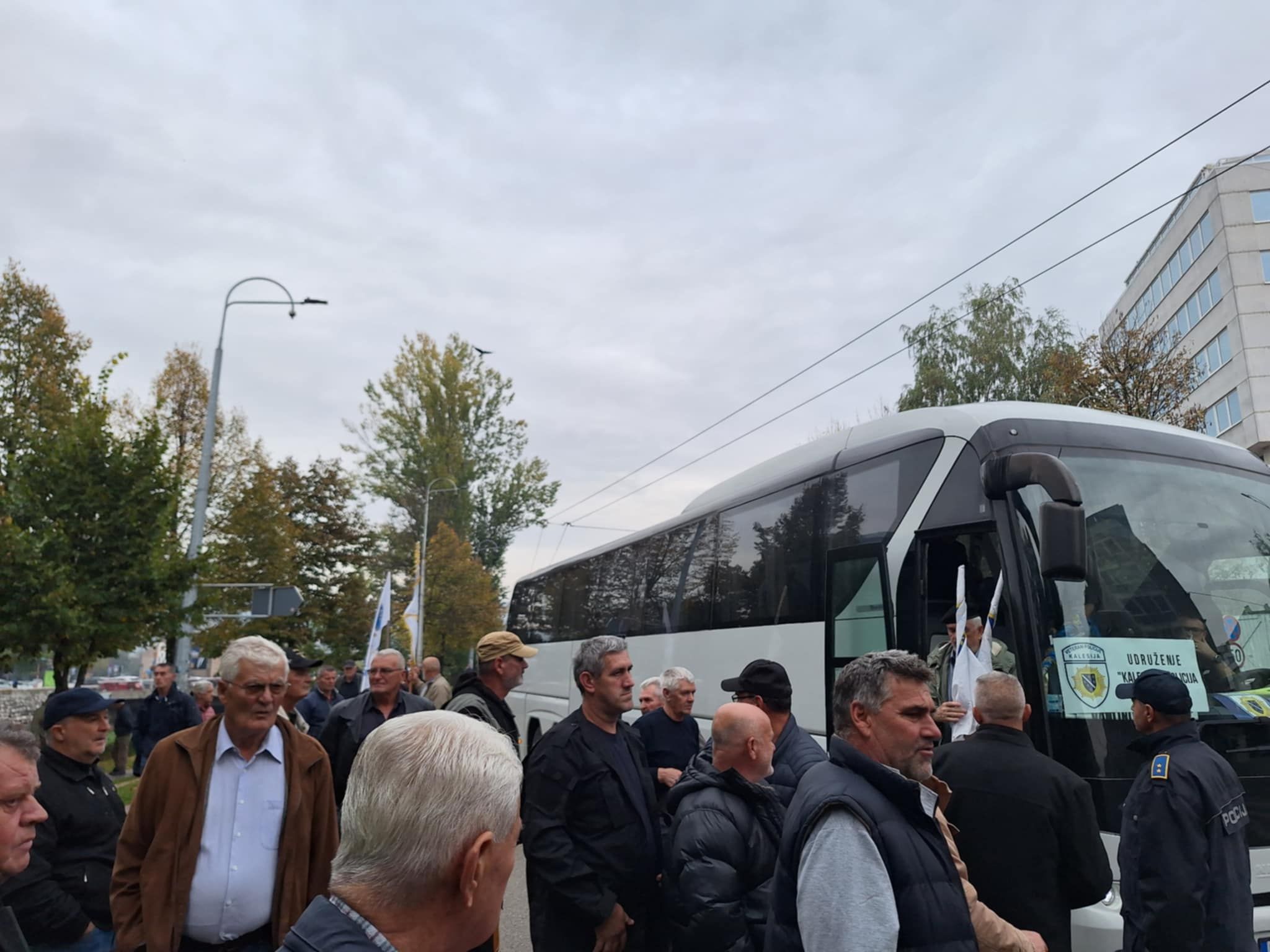 Javna pres-konferencija bit će održana zbog, kako navode iz Kuga 99, upornog antibosanskog, antievropskog i antidemokratskog djelovanja visokog predstavnika Christiana Schmidta.