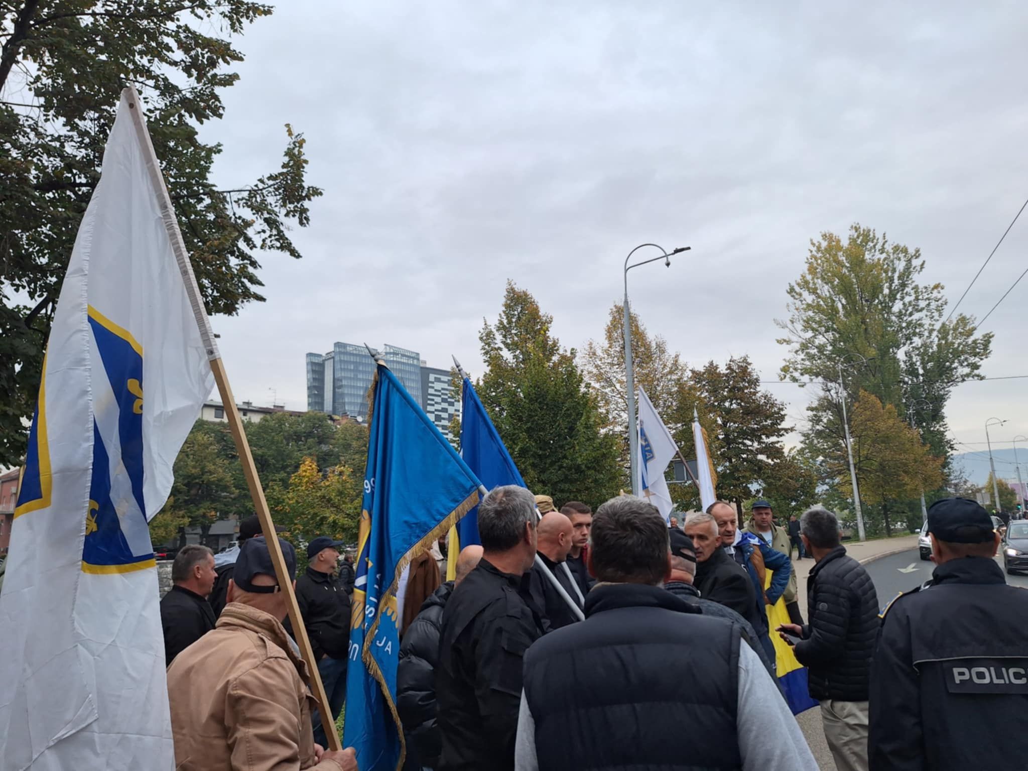 Javna pres-konferencija bit će održana zbog, kako navode iz Kuga 99, upornog antibosanskog, antievropskog i antidemokratskog djelovanja visokog predstavnika Christiana Schmidta.