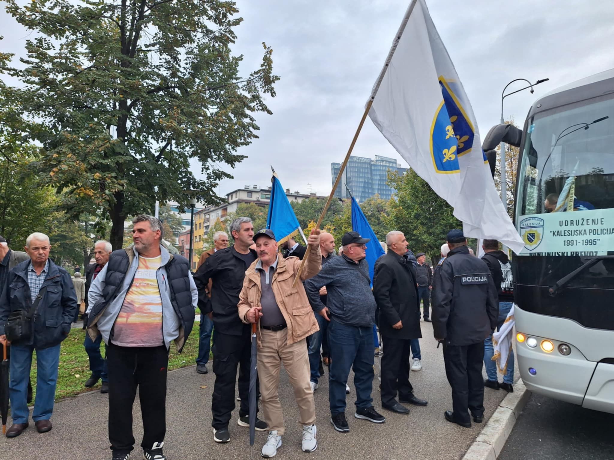 Javna pres-konferencija bit će održana zbog, kako navode iz Kuga 99, upornog antibosanskog, antievropskog i antidemokratskog djelovanja visokog predstavnika Christiana Schmidta.