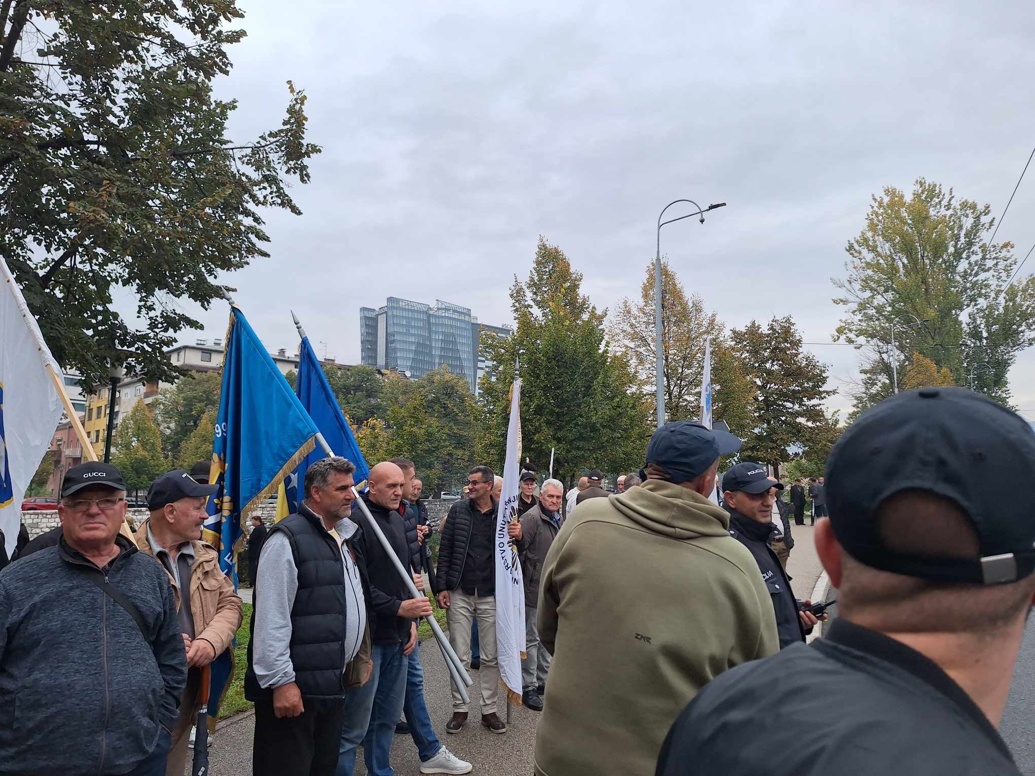 Javna pres-konferencija bit će održana zbog, kako navode iz Kuga 99, upornog antibosanskog, antievropskog i antidemokratskog djelovanja visokog predstavnika Christiana Schmidta.