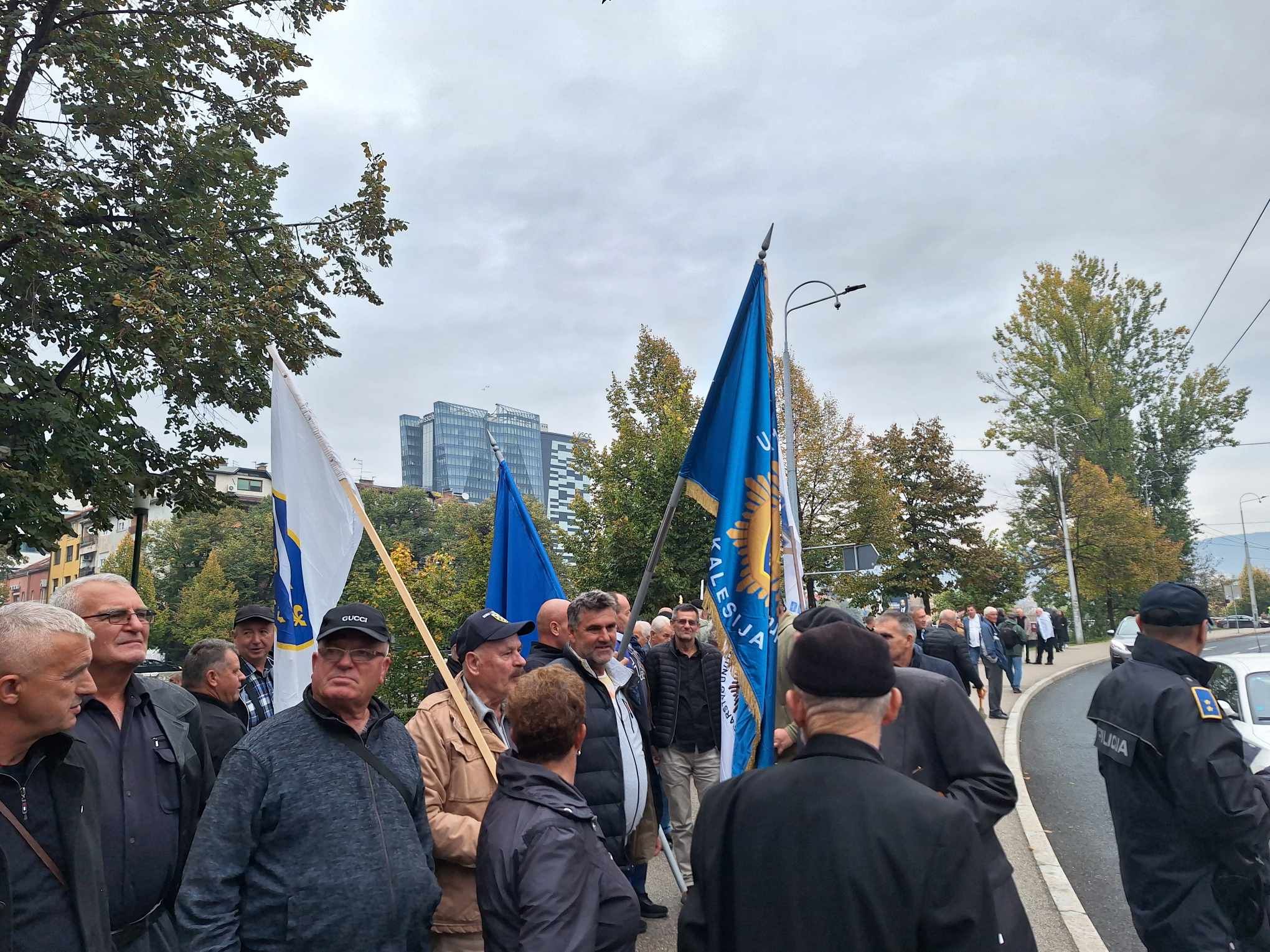 Javna pres-konferencija bit će održana zbog, kako navode iz Kuga 99, upornog antibosanskog, antievropskog i antidemokratskog djelovanja visokog predstavnika Christiana Schmidta.