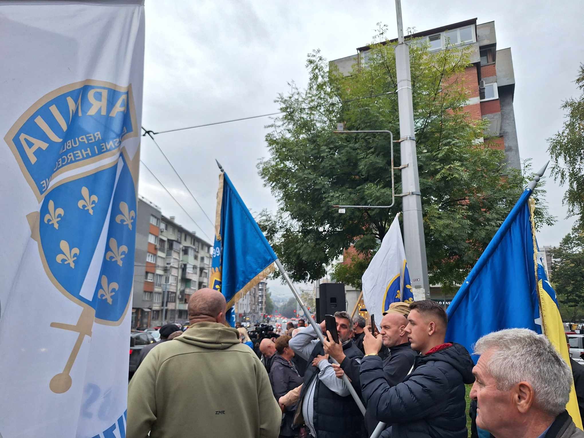 Javna pres-konferencija bit će održana zbog, kako navode iz Kuga 99, upornog antibosanskog, antievropskog i antidemokratskog djelovanja visokog predstavnika Christiana Schmidta.