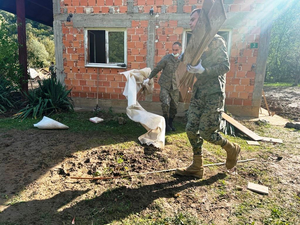 Inženjerijske jedinice OSBiH sa svojim teškim mašinama i ljudstvom i dalje aktivno djeluju na širem području općina Jablanica, Kreševo, Fojnica i Konjic