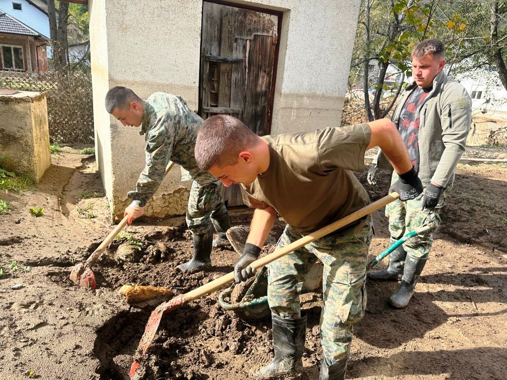 Inženjerijske jedinice OSBiH sa svojim teškim mašinama i ljudstvom i dalje aktivno djeluju na širem području općina Jablanica, Kreševo, Fojnica i Konjic