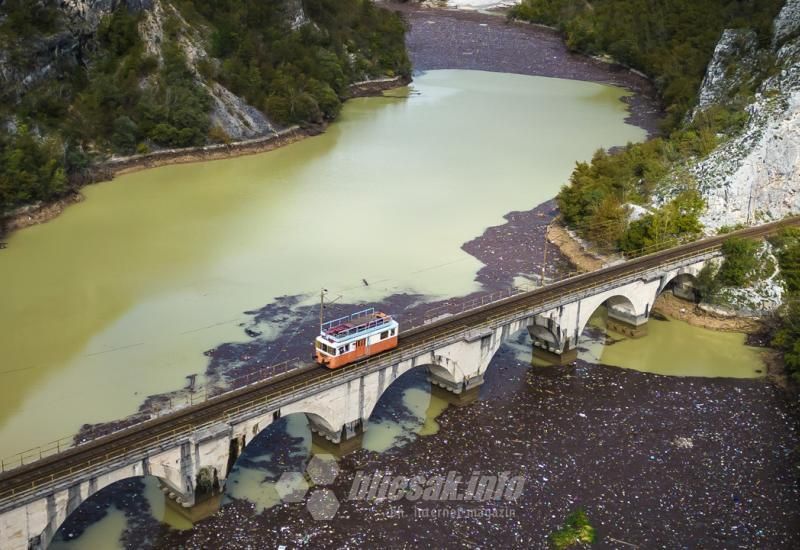 Nevjerovatni prizori: Gomile otpada skupljaju se na branama, plutaju predmeti iz jablaničkih kuća