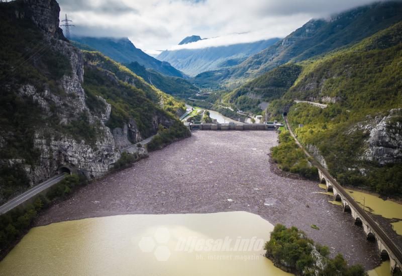 Nevjerovatni prizori: Gomile otpada skupljaju se na branama, plutaju predmeti iz jablaničkih kuća