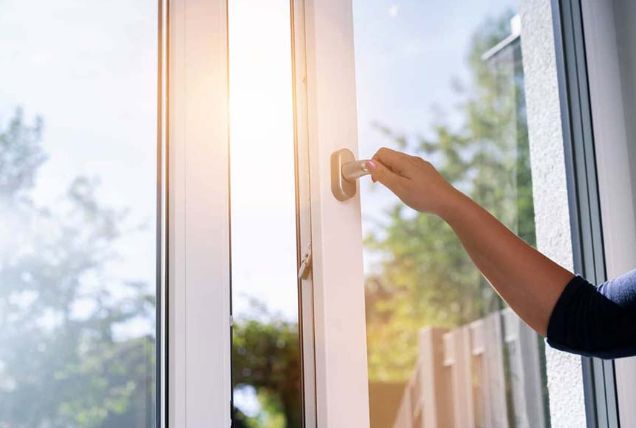 PVC stolarija, posebno prozori i vrata, sve češći su odabir jer ih je lakše podesiti i bolje zadržavaju temperaturu u stanu.