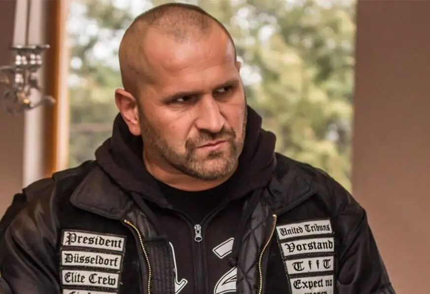 Član njegove grupe je bio i Šljivić koji je, zapravo, svjedočio protiv Đuguma i koji je u ovom predmetu sklopio Sporazum o priznanju krivice