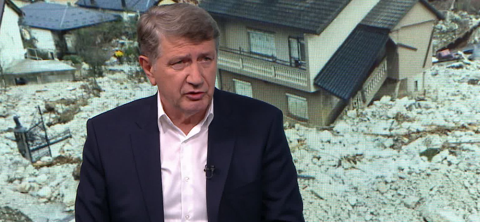 "Nakon predugog oklijevanja među posljednjima je reagirao i onaj koji je to trebao i morao učiniti prvi - ministar vanjskih poslova naše zemlje Elmedin Konaković", tvrdi Kešo.