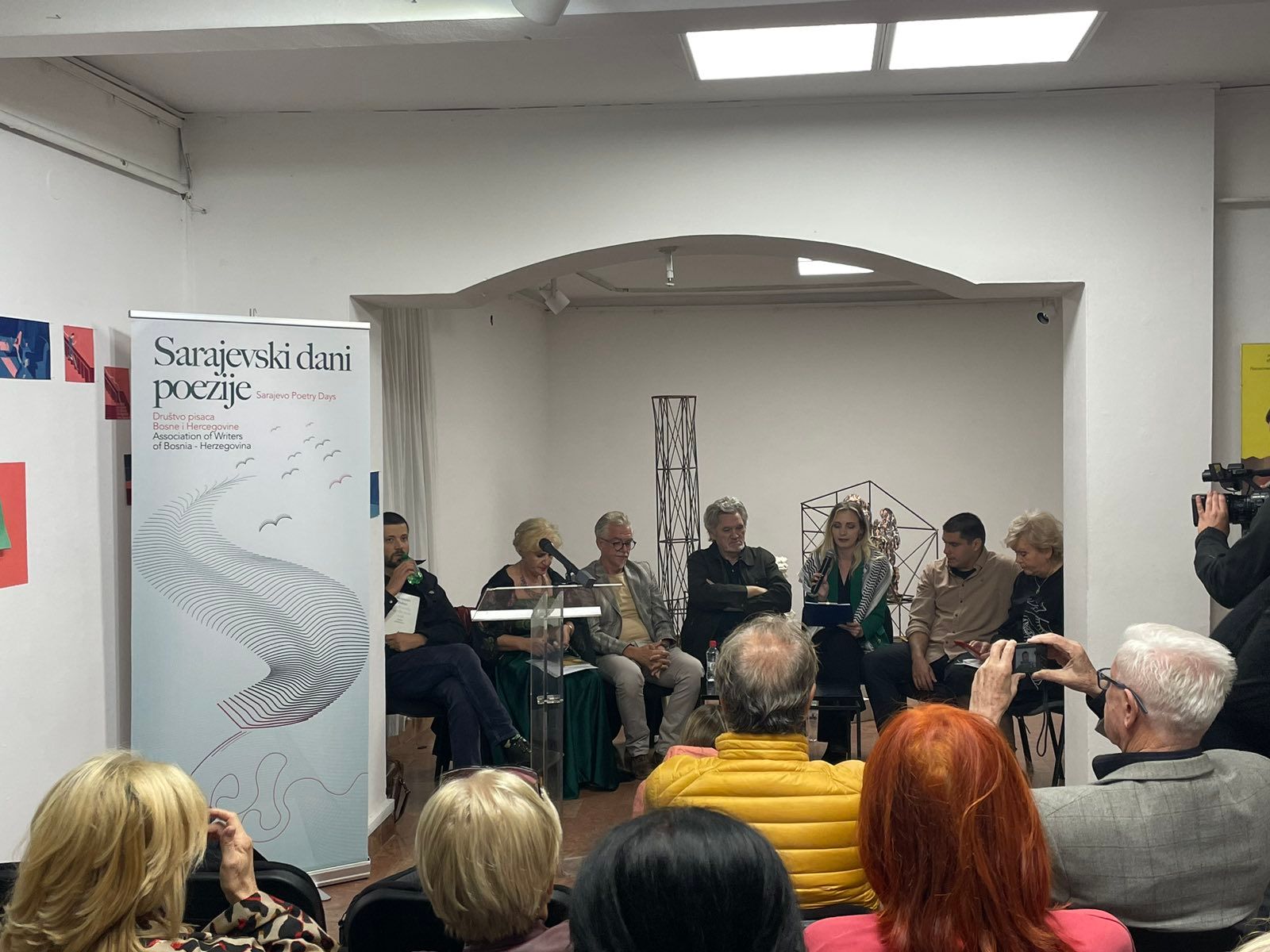U noći otvaranja festivala brojna publika u Muzeju književnosti i pozorišne umjetnosti BiH čula je stihove eminentnih pjesnika iz BiH, regije i Evrope