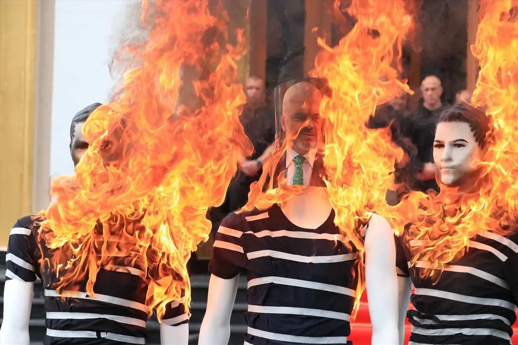 Protest ispred Skupštine Albanije: Opozicioni zastupnici zapalili lutke Rame i saradnika