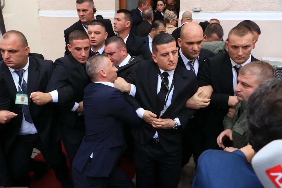 Protest ispred Skupštine Albanije: Opozicioni zastupnici zapalili lutke Rame i saradnika