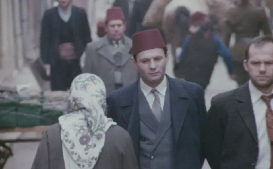 Radnja filma se dešava u Sarajevu 1941. Zahvaljujući svom prijateljstvu sa nacistima, Sarajlija Mustafa se brzo bogati tokom Drugog svjetskog rata