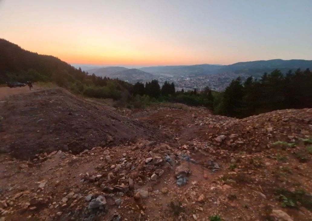 Problem predstavlja specifičnost lokaliteta na kojem se gradi stambeno-poslovni kompleks Hills