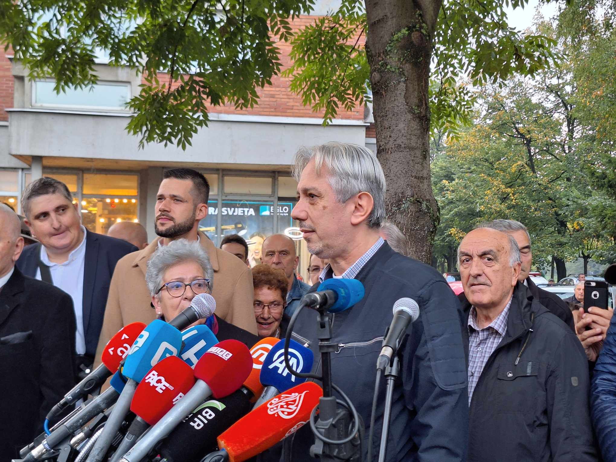 Ovo je prvi i jedini visoki predstavnik koji je imao više protesta ispred OHR-a. Ljudi su protestvovali protiv loših politika.