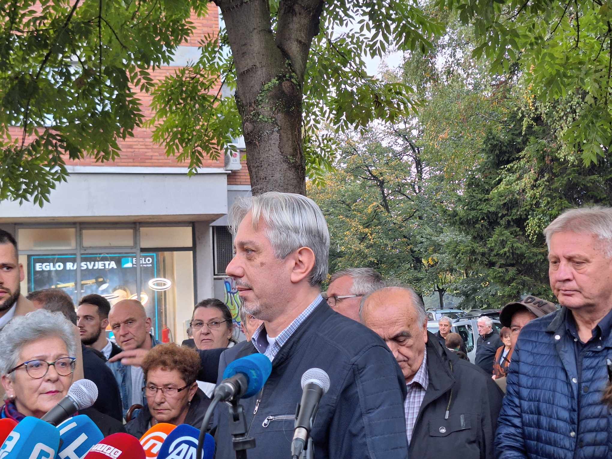 Ovo je prvi i jedini visoki predstavnik koji je imao više protesta ispred OHR-a. Ljudi su protestvovali protiv loših politika.