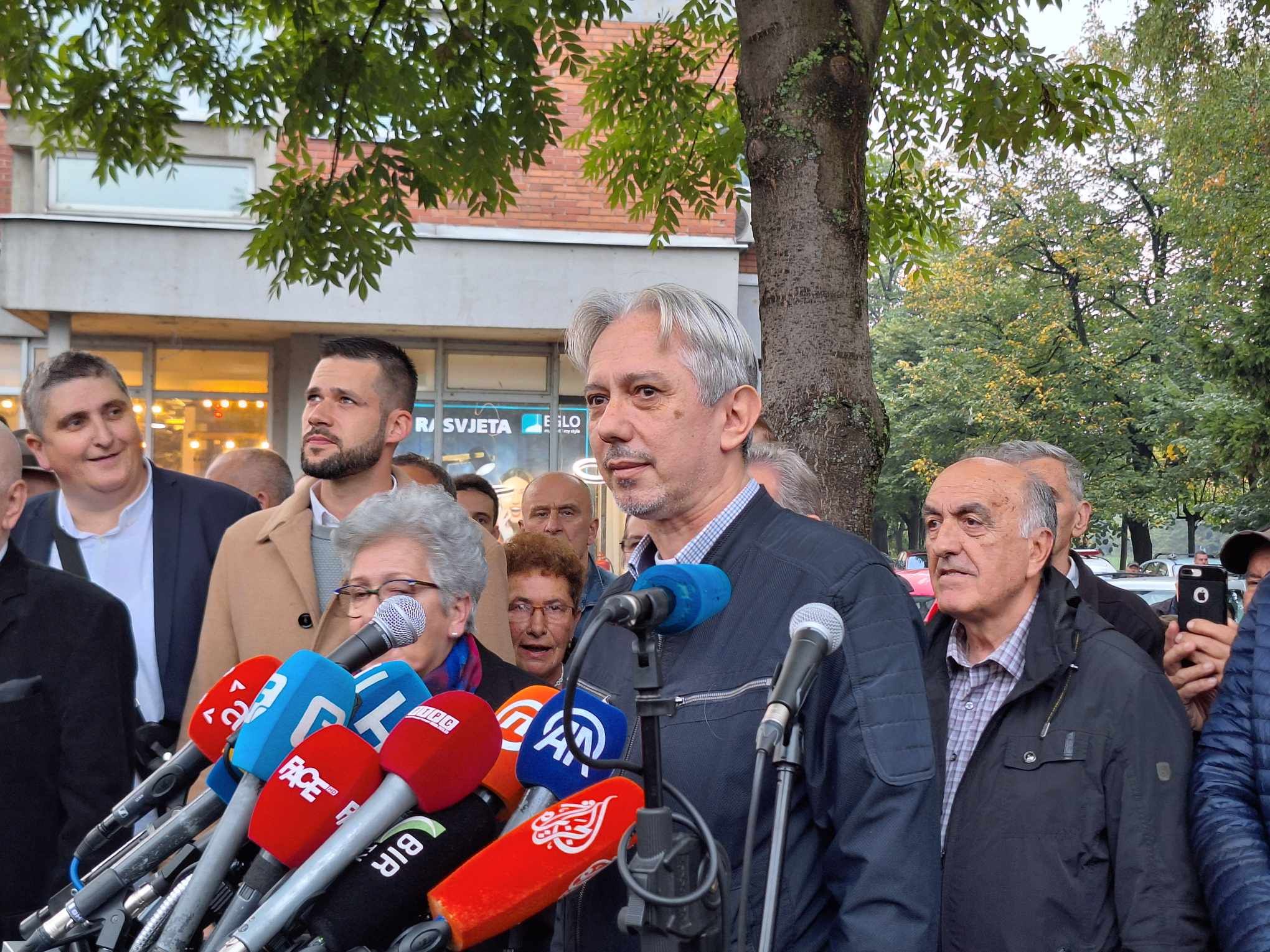 Ovo je prvi i jedini visoki predstavnik koji je imao više protesta ispred OHR-a. Ljudi su protestvovali protiv loših politika.