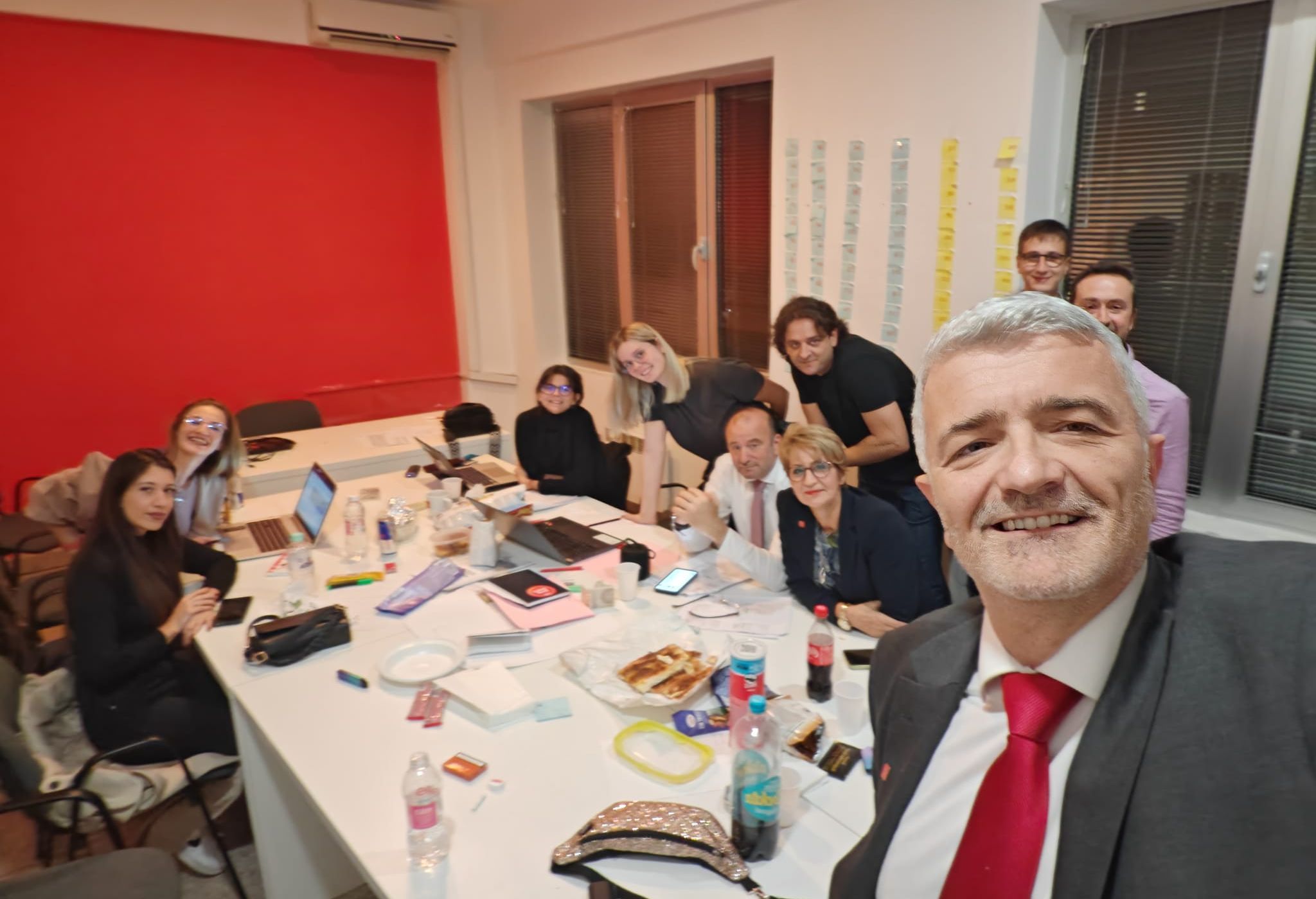 Mandić trenutno ima 5.257 glasova., dok Dennis Gratz ima 2.827