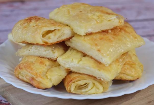 Ukoliko ste ljubitelji sirnica i štrukli, trebali biste isprobati ovaj praktični i jednostavni recept za štrudlu od sira.