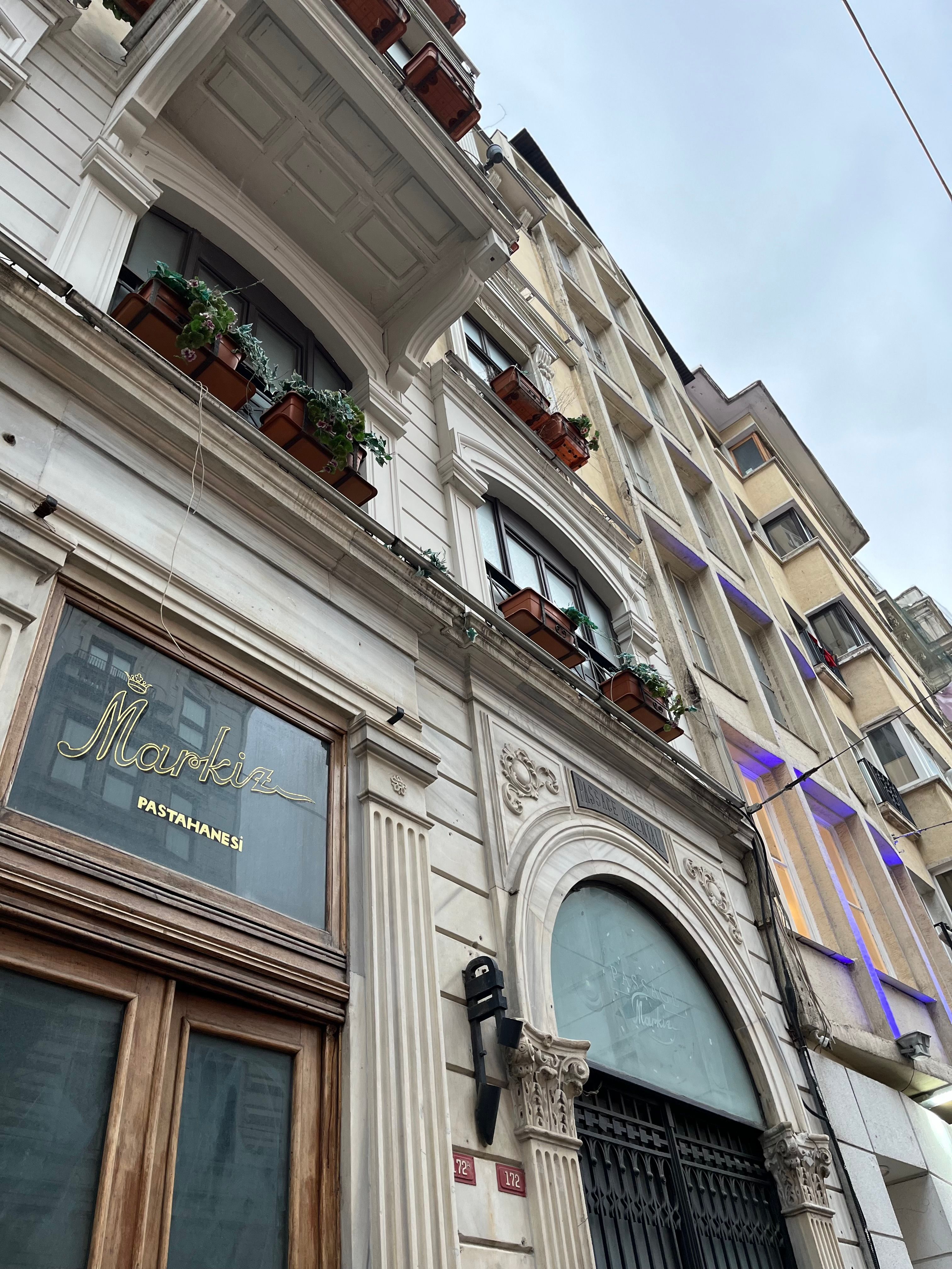 Trg Taksim u srcu Istanbula: Ezan, miris cimeta i okus đevreka izazvali posebnu emociju