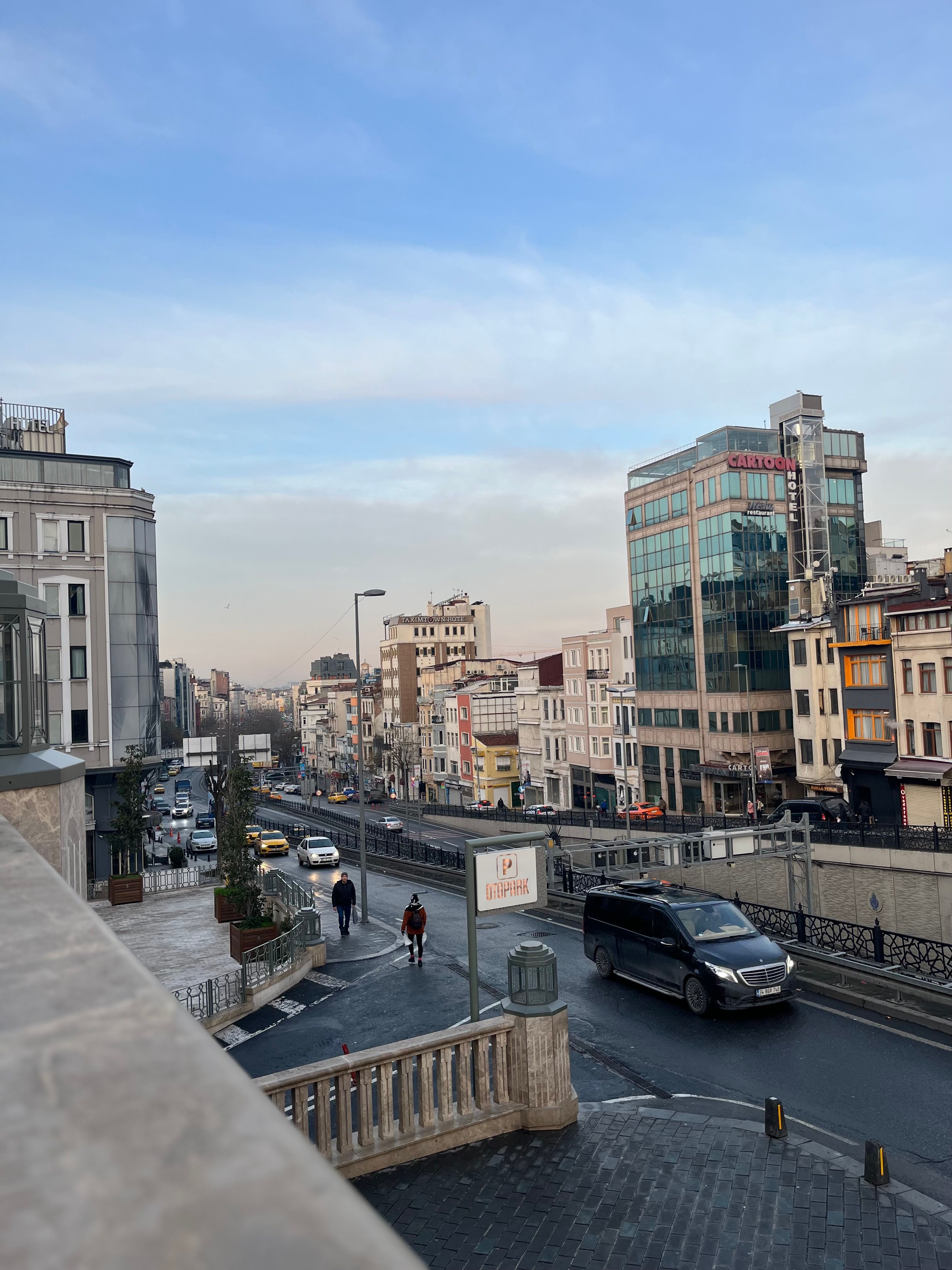Trg Taksim u srcu Istanbula: Ezan, miris cimeta i okus đevreka izazvali posebnu emociju