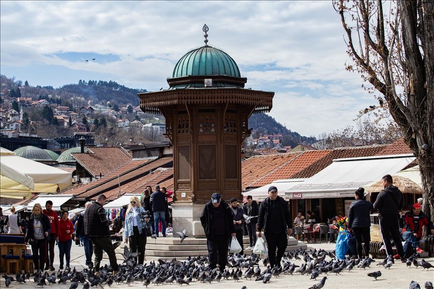 Prema britanskim medijima, Bosna i Hercegovina nudi mnogo toga, uključujući bogatu historiju, lijepu prirodu i plaže, ali često ostaje izvan radara turista