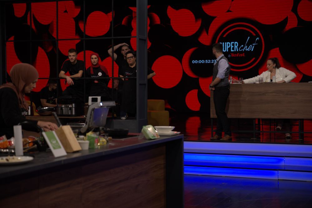 function r(){if(it(n),n.value===Hm){let o=null;throw new D(-950,o)}return n.value}