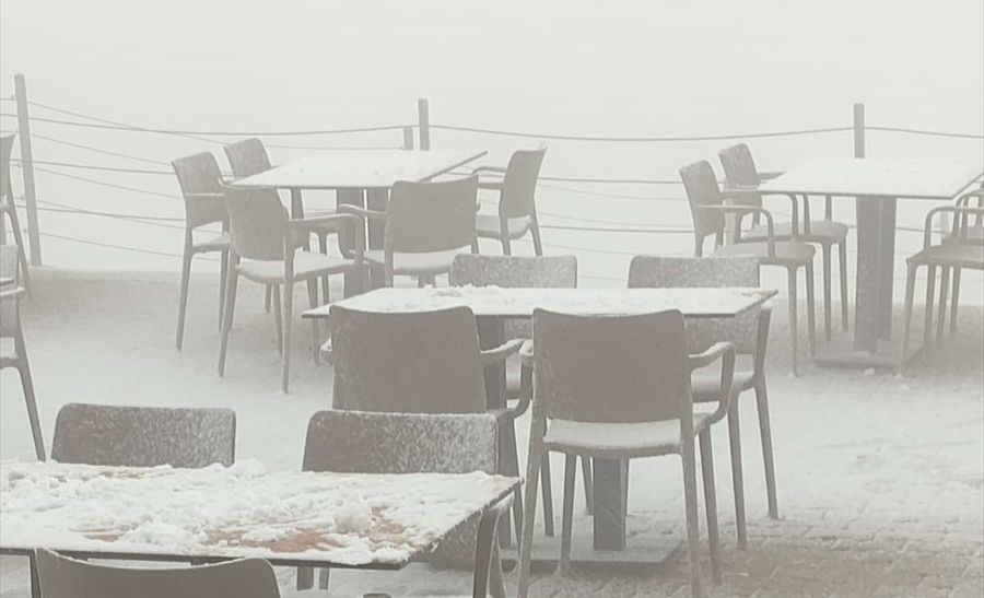 Sa padom temperature, u gradu je povremeno padala kiša, a u višim predjelima počeo je padati i snijeg.