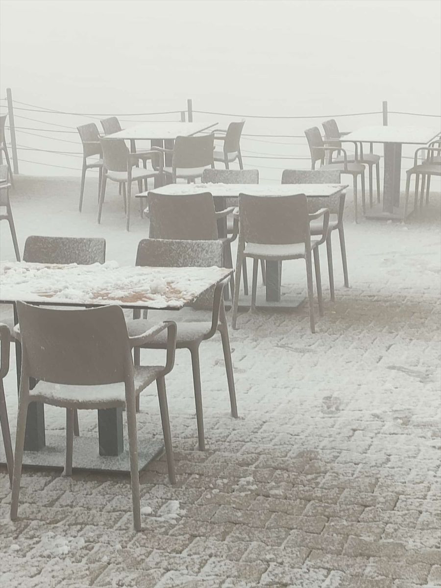 Snijeg pao u Turskoj: Posjetioci trenutke zabilježili mobilnim telefonima