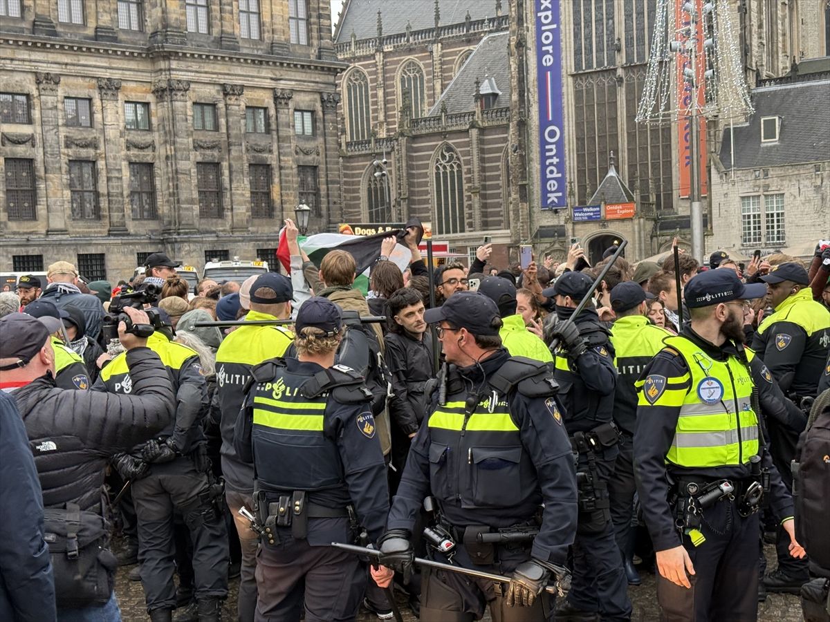 Policija je intervenisala pendrecima na trgu nakon upozorenja da su demonstracije zabranjene